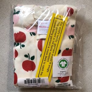Hanna Andersson footed sleeper. Apple print. 2T (85cm). Package never opened.